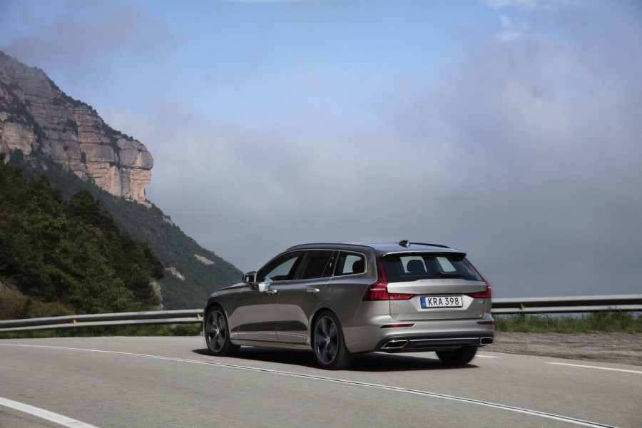 Car Reviews | Volvo V60 D4 | CompleteCar.ie