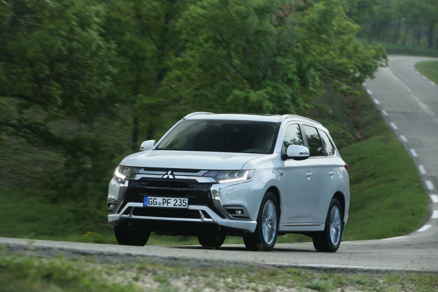 Car Reviews | Mitsubishi Outlander PHEV | CompleteCar.ie