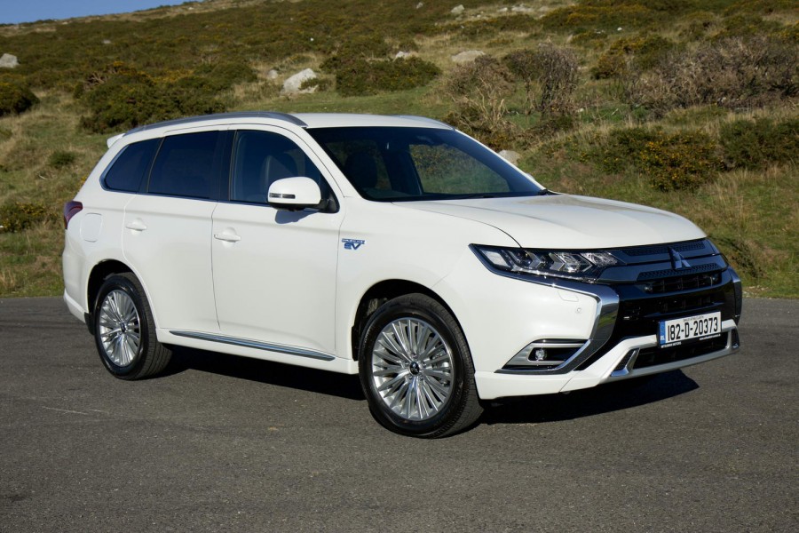 Car Reviews | Mitsubishi Outlander PHEV | CompleteCar.ie