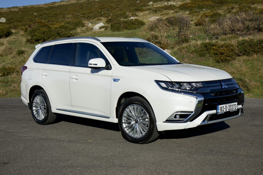 Car Reviews | Mitsubishi Outlander PHEV hybrid (2018) | CompleteCar.ie