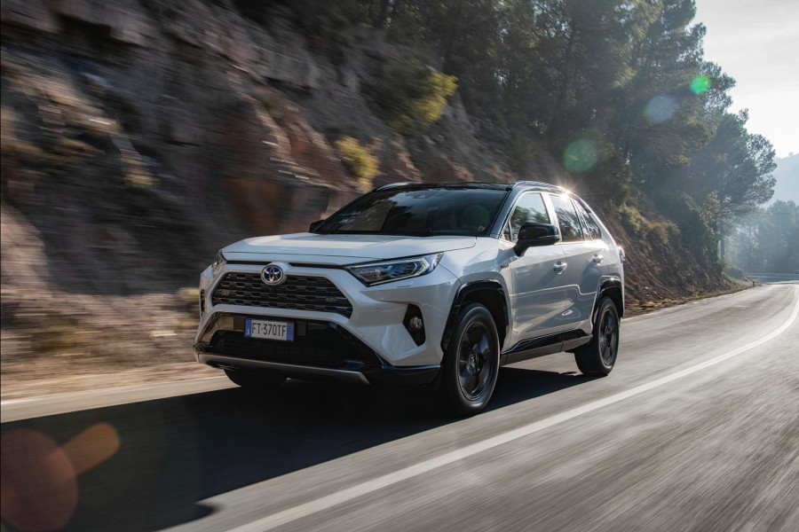 Car Reviews | Toyota RAV4 Hybrid AWD-i (2019) | CompleteCar.ie