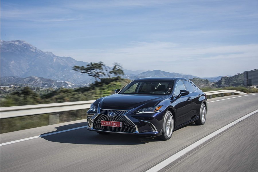 Car Reviews | Lexus ES 300h Premium (2019) | CompleteCar.ie