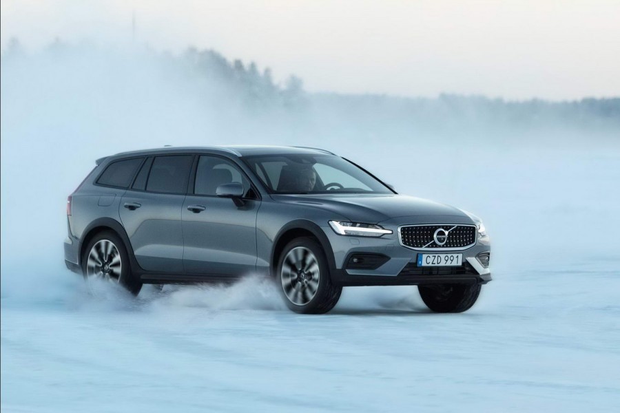 Car Reviews | Volvo V60 Cross Country D4 diesel (2019) | CompleteCar.ie