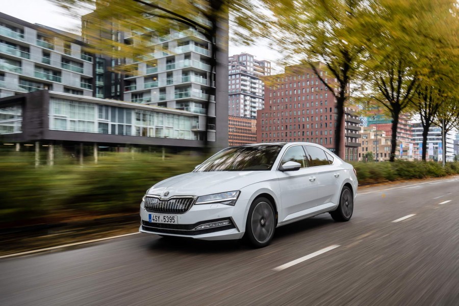 Car Reviews | Skoda Superb iV hybrid (2020) | CompleteCar.ie