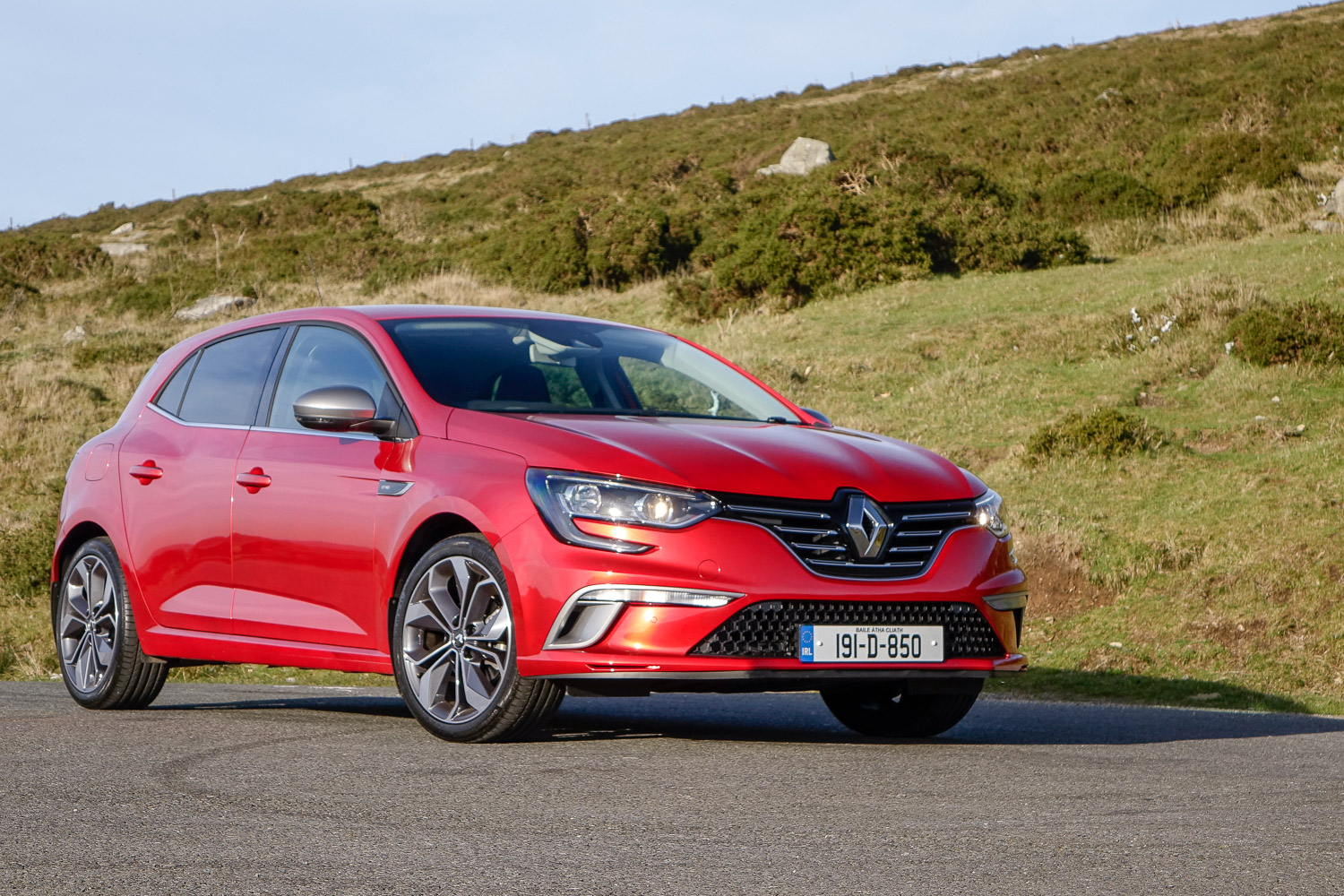 Car Reviews | Renault Megane 1.3 TCe petrol (2019) | CompleteCar.ie