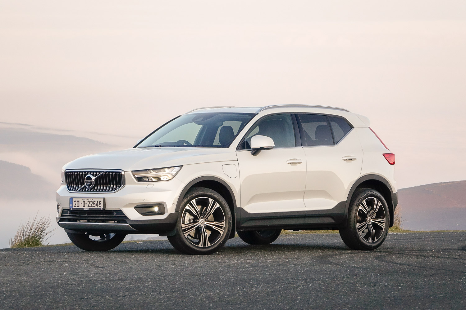 Car Reviews | Volvo XC40 T5 hybrid (2020) | CompleteCar.ie